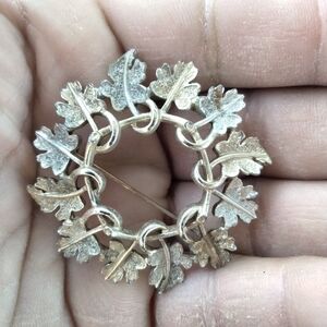 1960s Sarah Coventry "Garland" Wreath BROOCH Pin Signed Circle of Leaves 2 Tone